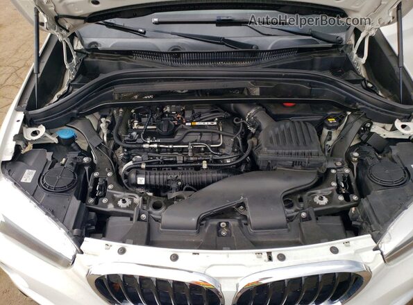 WBXHT3C37H5F67702 2017 BMW X1 White Widok komory silnika