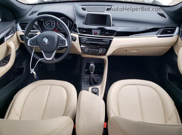WBXHT3C37H5F67702 2017 BMW X1 White Widok deski rozdzielczej
