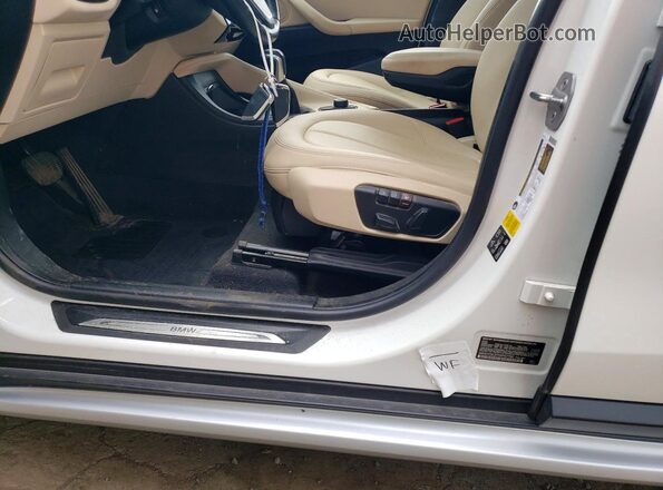 WBXHT3C37H5F67702 2017 BMW X1 White Widok naklejki z numerem VIN