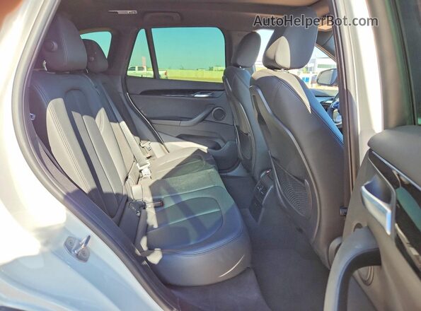 WBXHT3C37J3H33430 2018 BMW X1 Белый Вид задней части салона