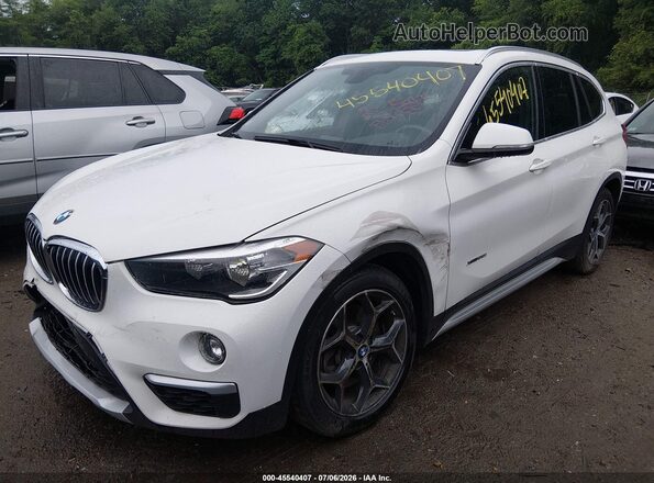 WBXHT3C37J5F92332 2018 BMW X1 White Vista tres cuartos delantera izquierda