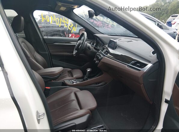 WBXHT3C37J5F92332 2018 BMW X1 White Vista interior delantera