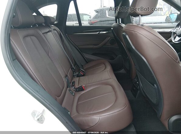 WBXHT3C37J5F92332 2018 BMW X1 White Vista de la etiqueta del VIN
