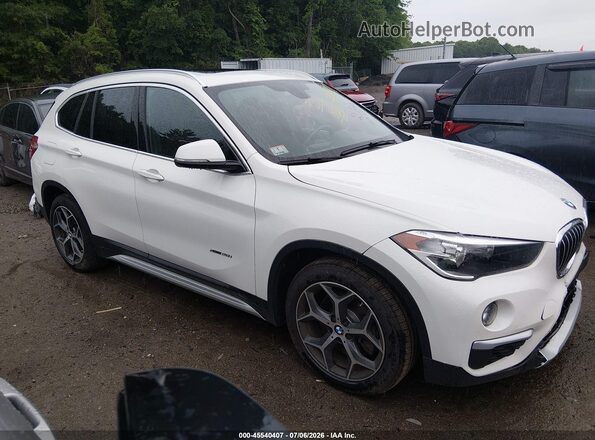 WBXHT3C37J5F92332 2018 BMW X1 White Vista interior trasera