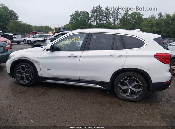 WBXHT3C37J5F92332 2018 BMW X1 White Vista interior de 360 grados