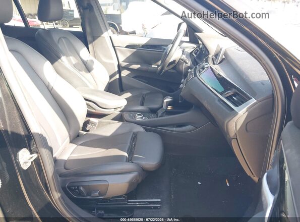 WBXHT3C37J5L24782 2018 BMW X1 White Вид салону спереду