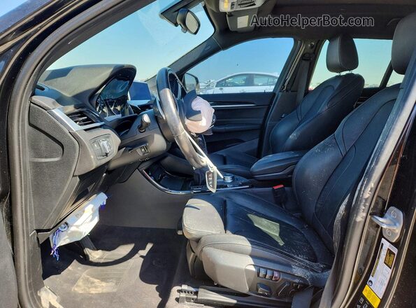 WBXHT3C38H5F79776 2017 BMW X1 Black Widok wnętrza z przodu