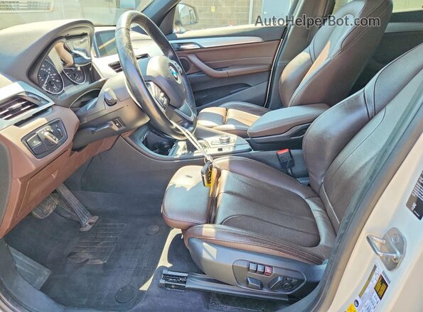WBXHT3C38J5K31303 2018 BMW X1 White Вид салону спереду
