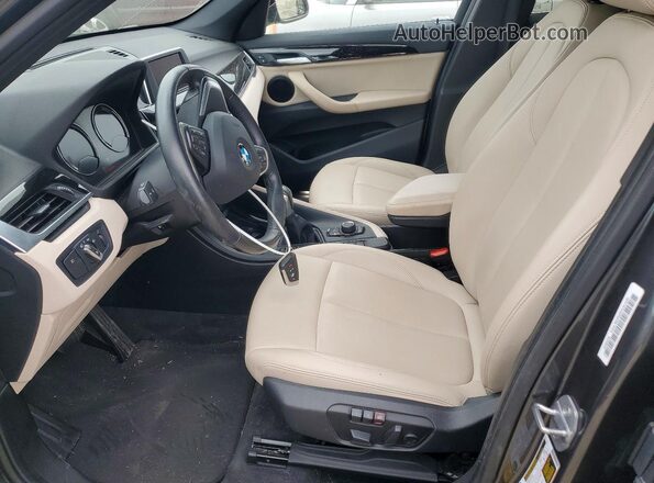 WBXHT3C38J5L28047 2018 BMW X1 Gray Вид салону спереду