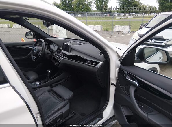 WBXHT3C38J5L30512 2018 BMW X1 White Вид салону спереду