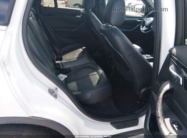 WBXHT3C39GP882484 2016 BMW X1 White VIN sticker view