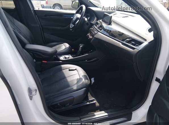 WBXHT3C39GP882484 2016 BMW X1 White Front interior view