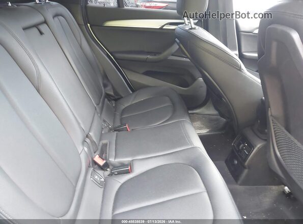 WBXHT3C39H5F68026 2017 BMW X1 Silver Vista de la etiqueta del VIN