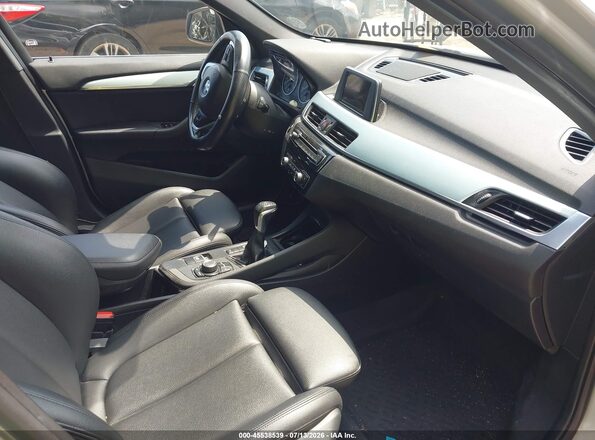 WBXHT3C39H5F68026 2017 BMW X1 Silver Vista interior delantera