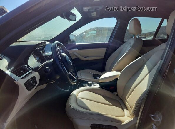 WBXHT3C39J5F92199 2018 BMW X1 Черный Вид салона спереди