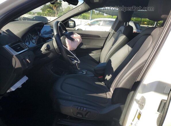 WBXHT3C3XH5F68231 2017 BMW X1 White Vista interior delantera