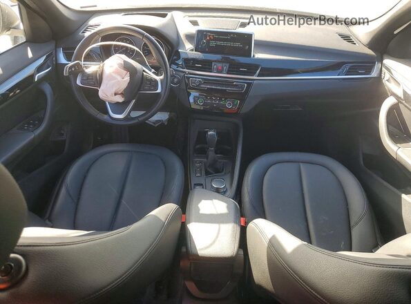WBXHT3C3XH5F68231 2017 BMW X1 White Vista del salpicadero
