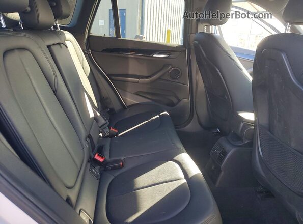 WBXHT3C3XH5F68231 2017 BMW X1 White Vista interior trasera