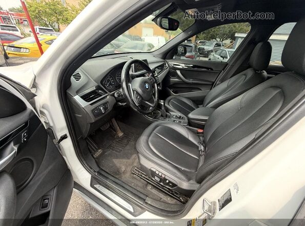 WBXHT3C3XH5F87619 2017 BMW X1 White წინა სალონის ხედი