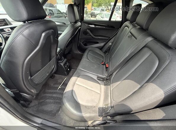 WBXHT3C3XH5F87619 2017 BMW X1 White VIN კოდის სტიკერის ხედი