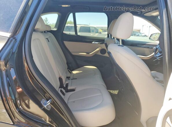 WBXHT3C3XJ3H30621 2018 BMW X1 Green Rear interior view