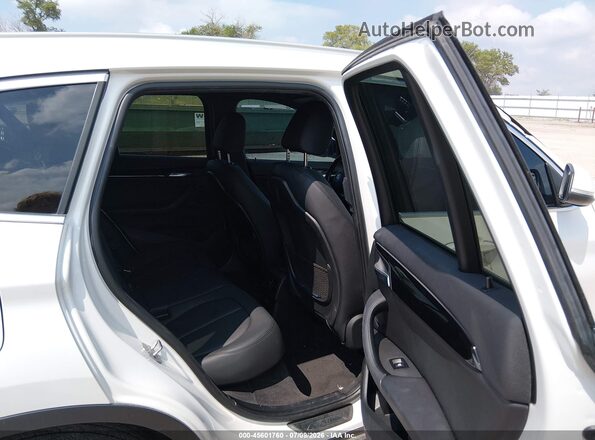 WBXHT3C56K5L38501 2019 BMW X1 White VIN կոդի պիտակի տեսք