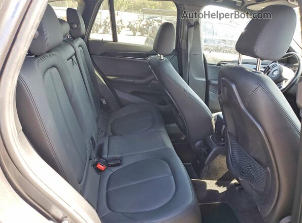 WBXHT3C59K5L89166 2019 BMW X1 Gray Vista interior trasera