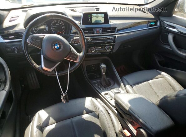 WBXHT3C59K5L89166 2019 BMW X1 Gray Vista del salpicadero