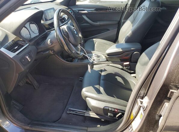 WBXHT3C59K5L89166 2019 BMW X1 Gray Vista interior delantera