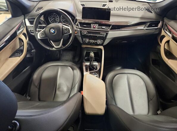 WBXHT3Z31H4A57732 2017 BMW X1 Белый Вид панели приборов