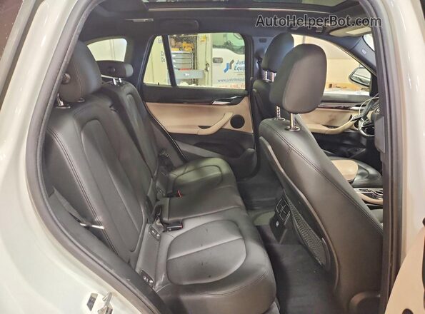 WBXHT3Z31H4A57732 2017 BMW X1 Белый Вид задней части салона