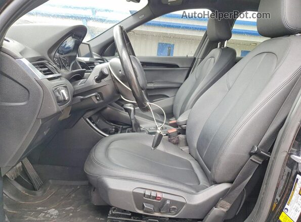 WBXHT3Z33G4A48786 2016 BMW X1 Черный Вид салона спереди