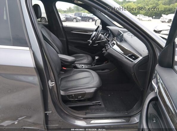 WBXHT3Z35H4A52212 2017 BMW X1 Gray Вид салону спереду