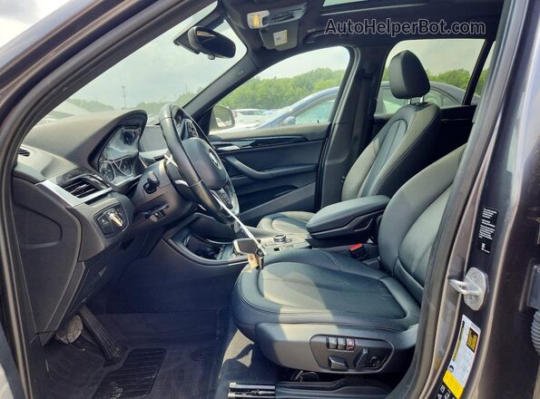 WBXHT3Z36J4A65959 2018 BMW X1 Gray Widok wnętrza z przodu