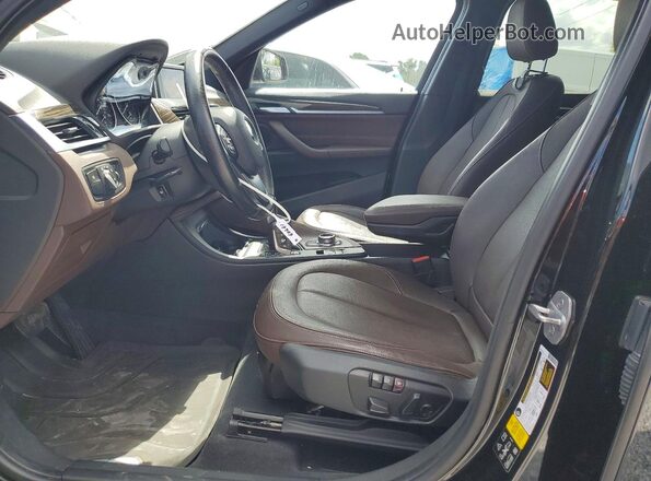 WBXHT3Z39H4A56277 2017 BMW X1 Черный Вид салона спереди