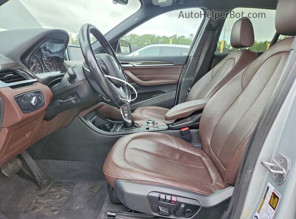 WBXHT3Z39H4A57946 2017 BMW X1 Silver Вид салону спереду