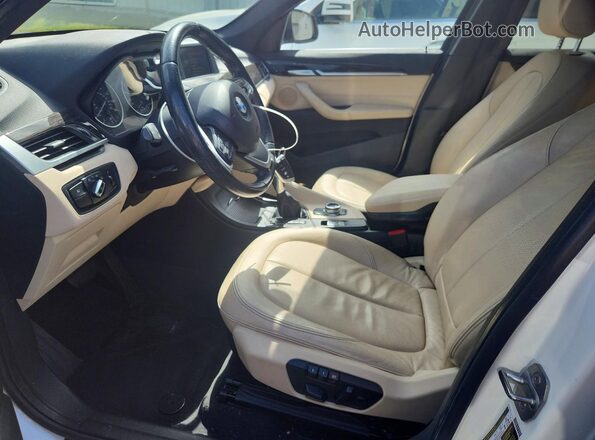 WBXHU7C30HP924546 2017 BMW X1 White Vista interior delantera