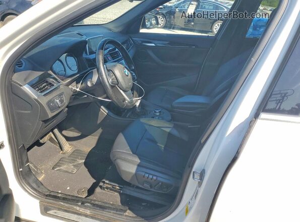 WBXHU7C31J3F04553 2018 BMW X1 White Սալոնի դիմացի տեսք