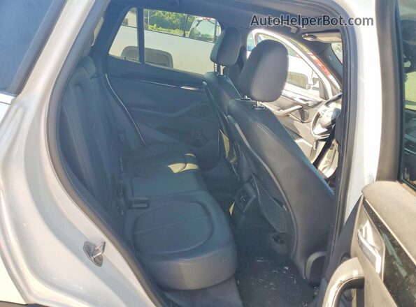 WBXHU7C31J3F04553 2018 BMW X1 White Սալոնի հետևի տեսք