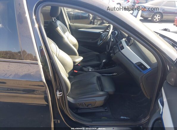 WBXHU7C34HP924808 2017 BMW X1 Black Widok wnętrza z przodu
