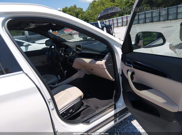 WBXHU7C34J5L08320 2018 BMW X1 White Vista interior delantera