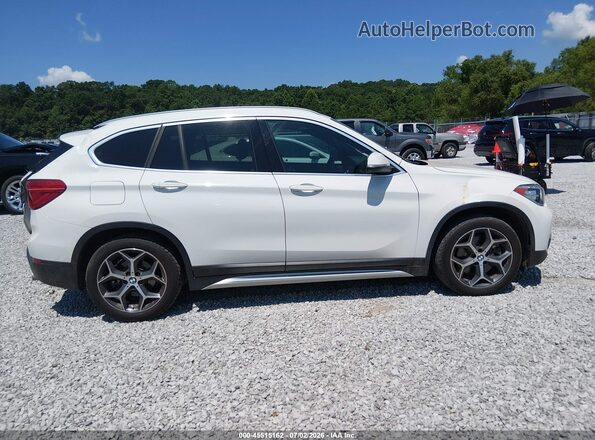 WBXHU7C34J5L08320 2018 BMW X1 White Vista interior trasera