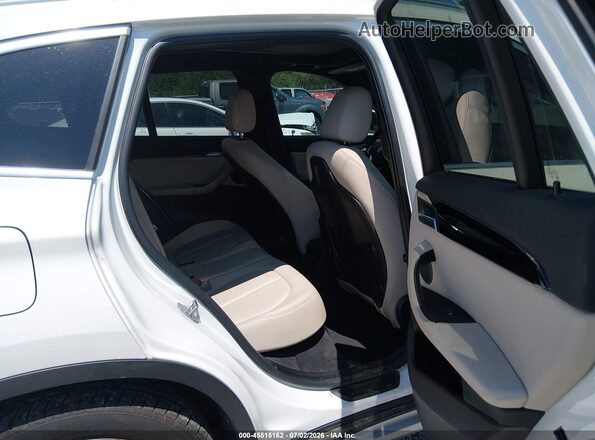 WBXHU7C34J5L08320 2018 BMW X1 White Vista de la etiqueta del VIN