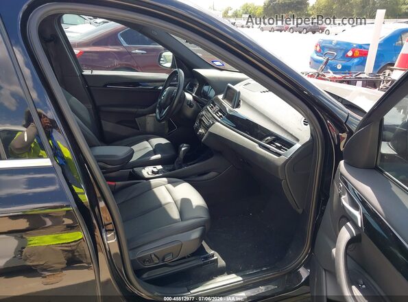 WBXHU7C36J5L09436 2018 BMW X1 Black Vista interior delantera