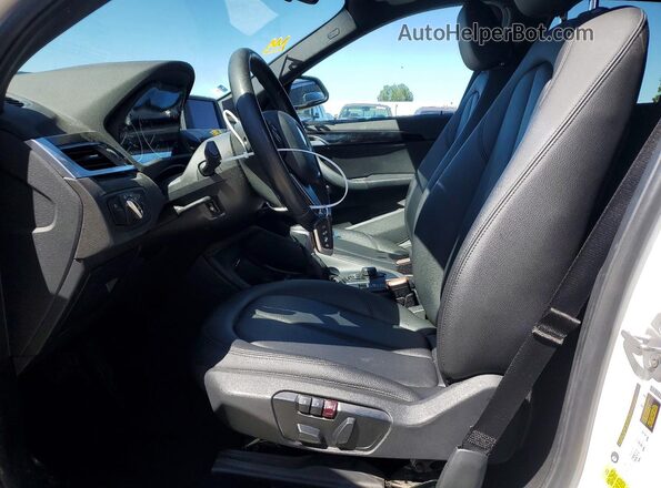 WBXHU7C37J5H40662 2018 BMW X1 White Widok wnętrza z przodu