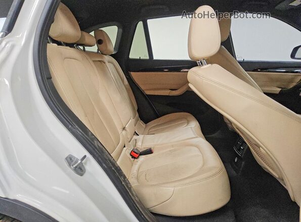 WBXHU7C38J5H39715 2018 BMW X1 Белый Вид задних сидений