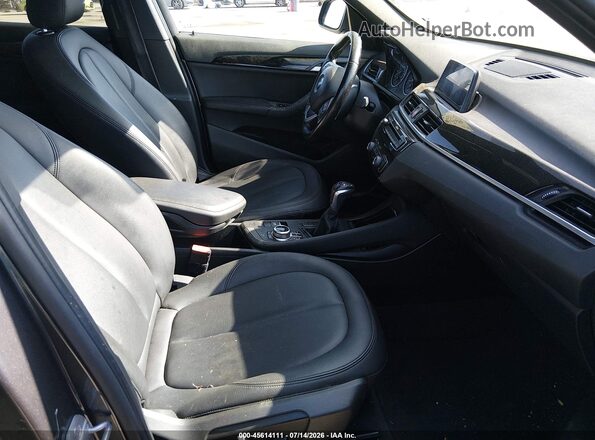WBXHU7C39J5H43109 2018 BMW X1 Gray Вид салону спереду