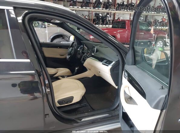 WBXHU7C39J5H43448 2018 BMW X1 Black Вид салону спереду