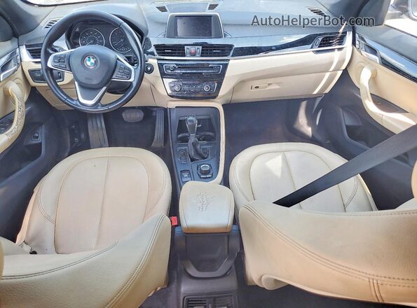 WBXHU7C39J5H45281 2018 BMW X1 Blue Vista del salpicadero