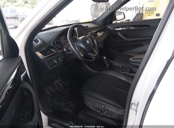 WBXHU7C3XJ3F04566 2018 BMW X1 White Front interior view